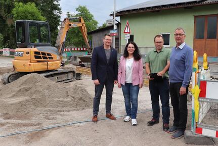 v. l. n. r.: Bürgermeister Viktor Lorenz, Ortsvorsteherin Pamela Otteni-Hertwig, Tobias Schöttler (Bauamt) und Michael Köhle (Firma Walter Bau)