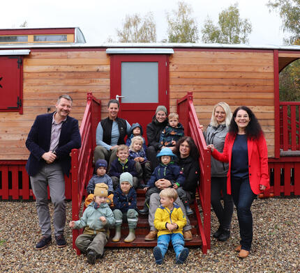 v. l. n. r.: Bürgermeister Viktor Lorenz, Tamara Garnier, Vanessa Albrecht, Sybille Bayer, Christina Stricker (Kindergartenleiterin Schauenburgkindergarten), Ortsvorsteherin Pamela Otteni-Hertwig