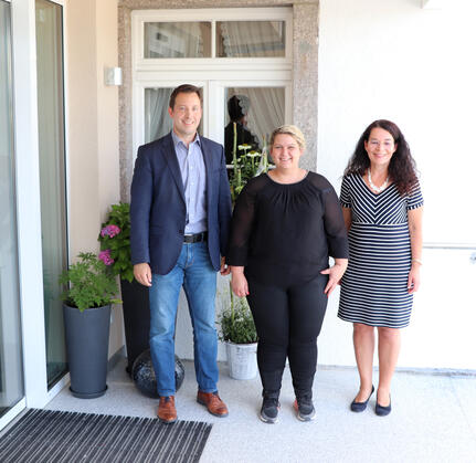v.l.: Bürgermeister Manuel Tabor, Romina Gaukel, Ortsvorsteherin Pamela Otteni-Hertwig
