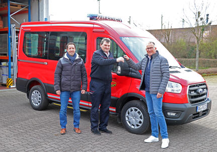v.l.: Bürgermeister Manuel Tabor, Feuerwehrkommandant Jürgen Stäbler und Heinz-Christian Mezger vom Autohaus Mezger