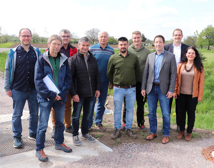 Bürgermeister Manuel Tabor (3. v.r.) und Ortsvorsteherin Pamela Otteni-Hertwig mit Vertretern des Regierungspräsidiums, des Ingenieurbüros Sigelkow, der ausführenden Baufirma Knäble und des Bauamts